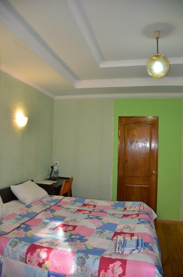 Hotel Friends House Kutaisi Esterno foto